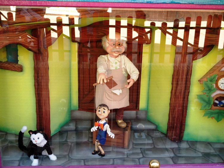 Тайна моего имени. Часть девятая. Испания, Бенальмадена, Парк Тиволи. Лесли путает все планы