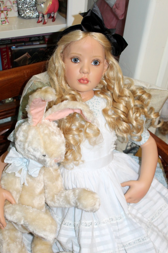 Алиса из Страны Чудес и ее кролик