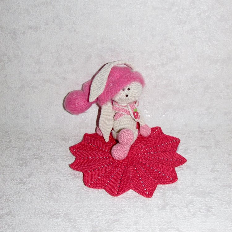 Авторская вязаная игрушка (амигуруми): Зая - недотрога (фото 2)