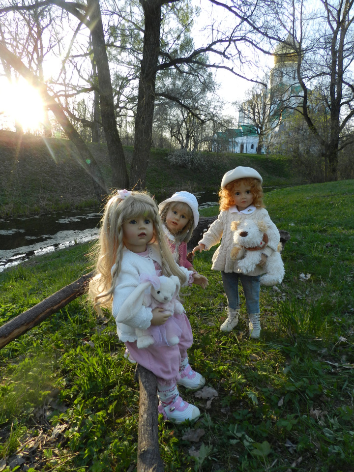 Прогулка подружек тёплым вечерком