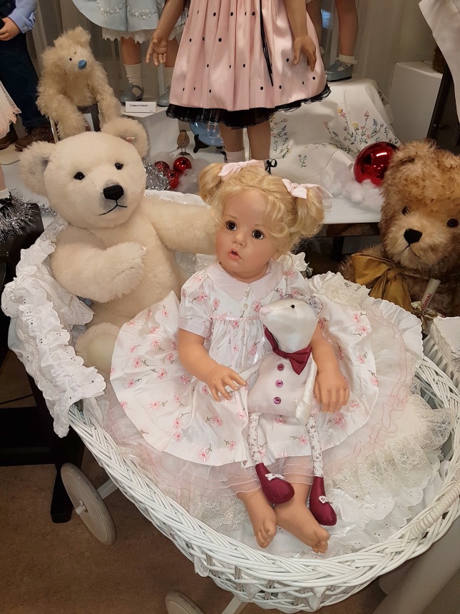 Рождественская встреча в магазине/клубе коллекционных кукол