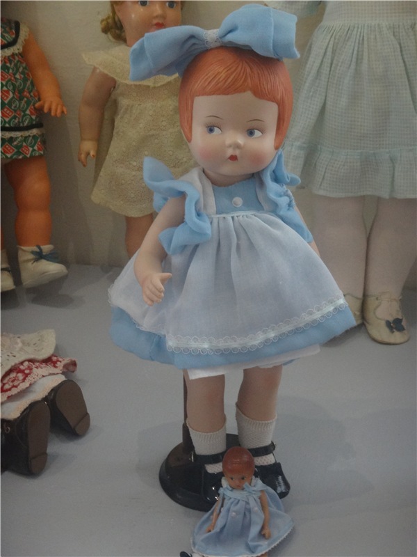 Выставка " Лабиринты кукольной жизни"