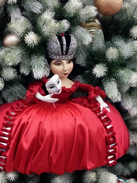 Елочка в Оперном театре Новосибирска. Удивила