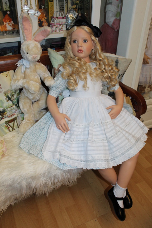 Алиса из Страны Чудес и ее кролик