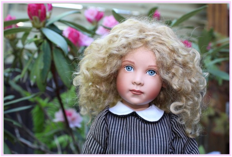 Sonja гуляет в саду. Коллекционная кукла от Helen Kish