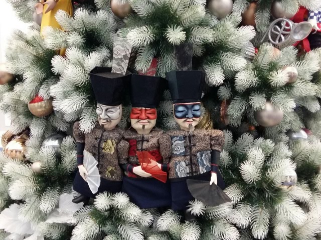 Елочка в Оперном театре Новосибирска. Удивила (фото 2)