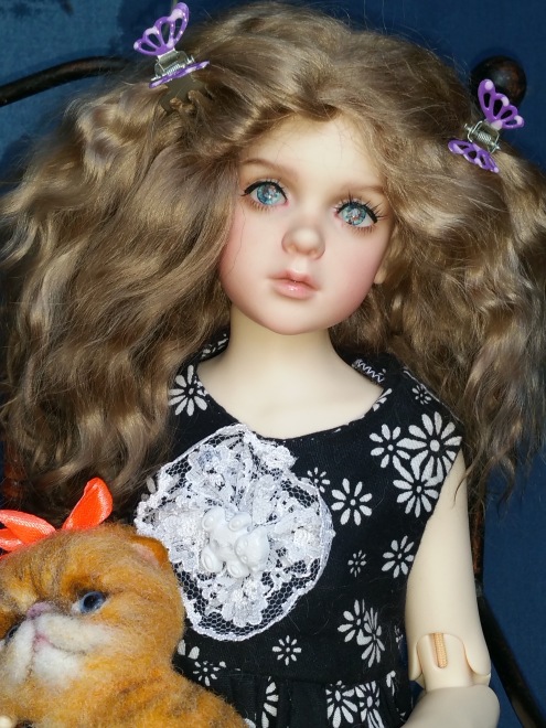 В поисках образа. Розочка примеряет парички. Опросник