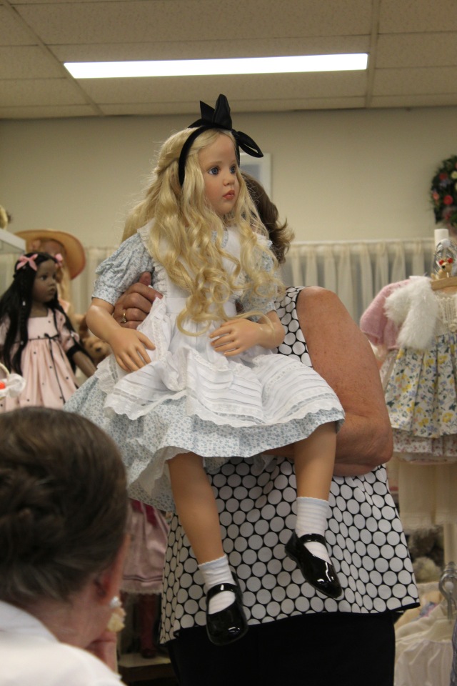 Встреча коллекционеров в магазине. Выбор кукол из новой коллекции Гюнзел. Часть первая - Алиса. ОПРОСНИК