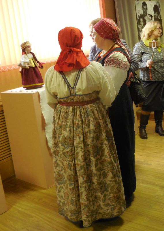 "Девки, жонки и кукольные наряжонки"