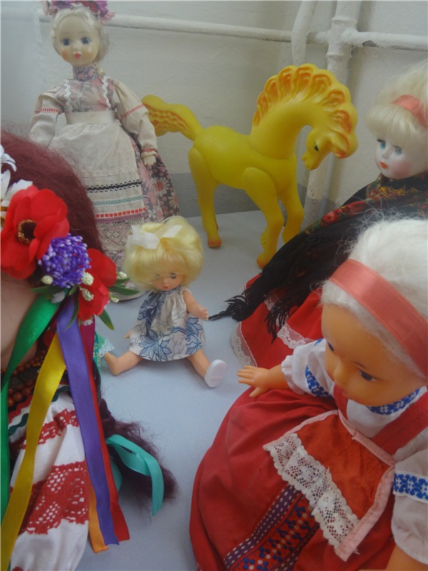 Выставка " Лабиринты кукольной жизни"