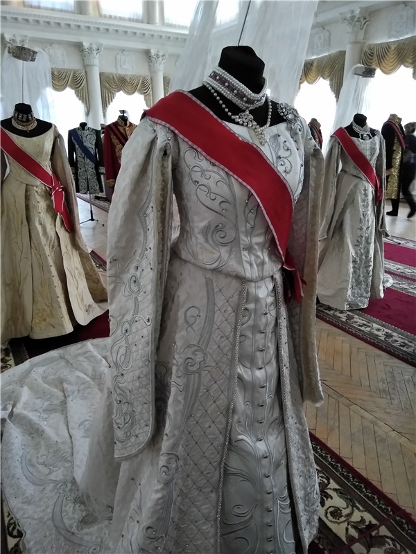 Выставка костюмов к фильму " Матильда"