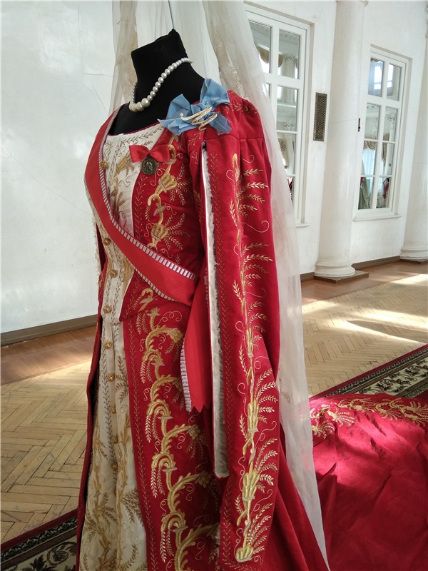 Выставка костюмов к фильму " Матильда"