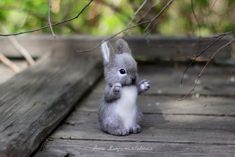 Заинька — Валяные игрушки из шерсти: сухое валяние