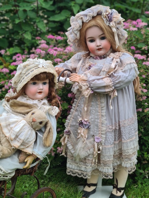 Приглашаем всех на прогулку двух сестричек