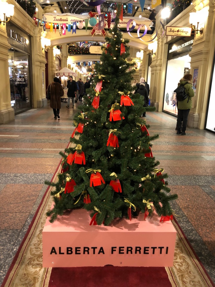 Москва предновогодняя... выставка новогодних елок в ГУМе - очень красиво