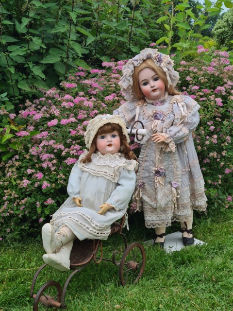 Приглашаем всех на прогулку двух сестричек