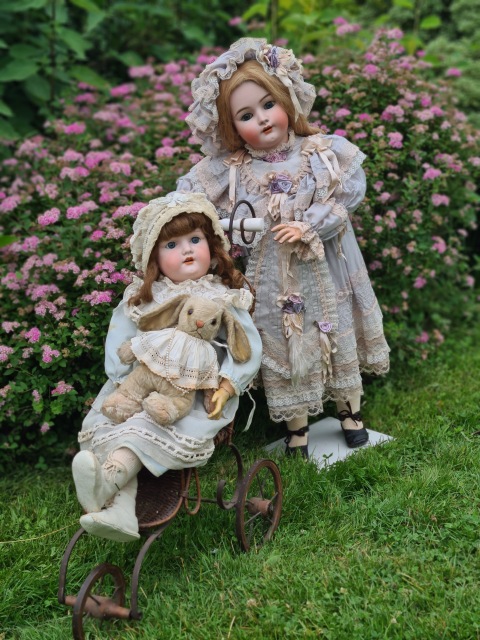 Приглашаем всех на прогулку двух сестричек