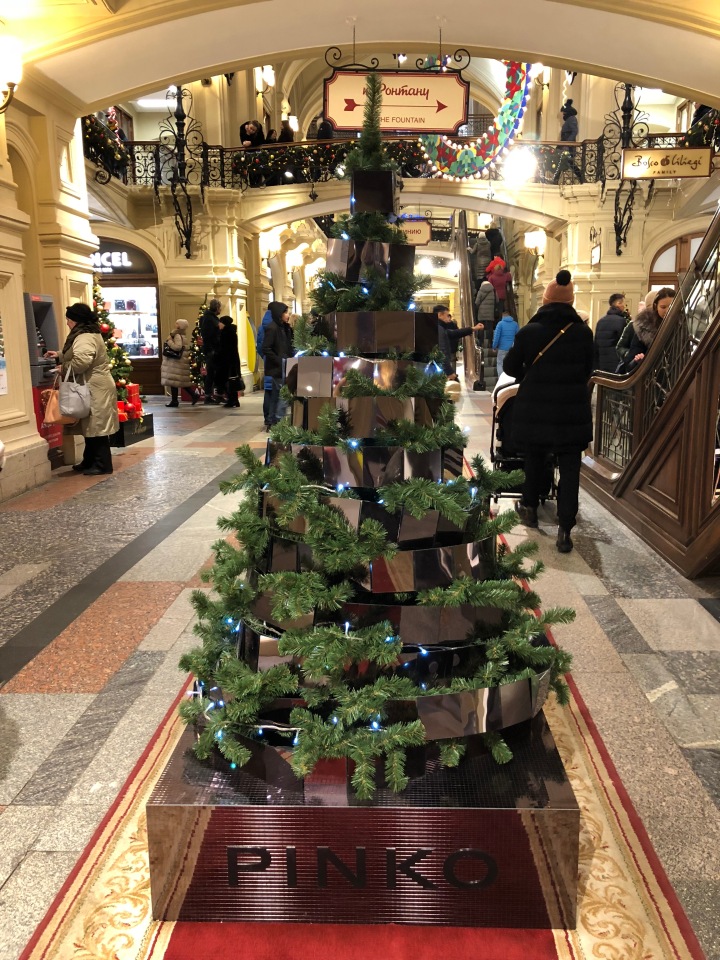 Москва предновогодняя... выставка новогодних елок в ГУМе - очень красиво