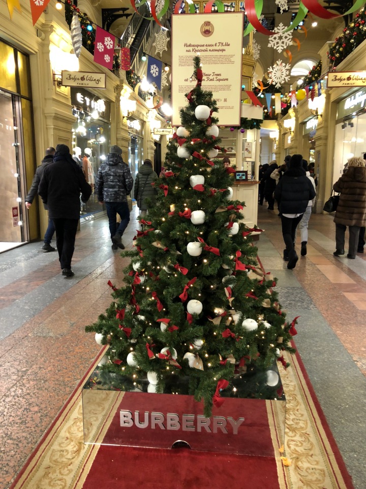 Москва предновогодняя... выставка новогодних елок в ГУМе - очень красиво