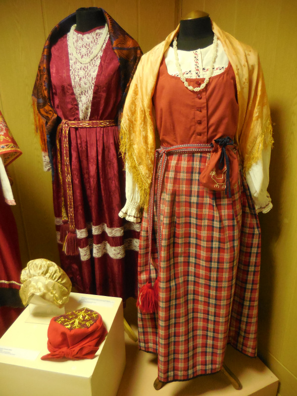 "Девки, жонки и кукольные наряжонки"