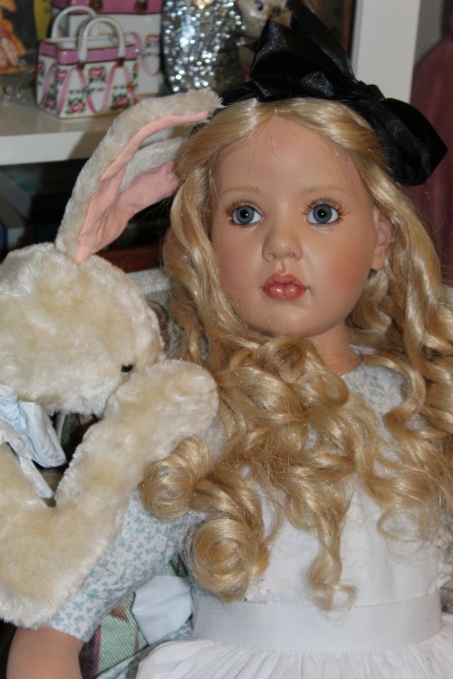 Алиса из Страны Чудес и ее кролик