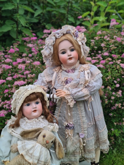 Приглашаем всех на прогулку двух сестричек