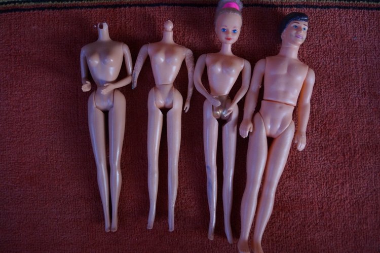 Четвёртая выписка октября. Лечим глазки советской кукле. Мишутка из 90-х стал как новенький! Четыре Барби обрели головы