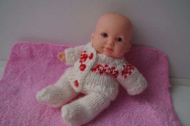 Вторая выписка ноября. Как поставить куклу на ножки, если их нет. Соединяю туловище и голову. У нас и пирамидки лечатся