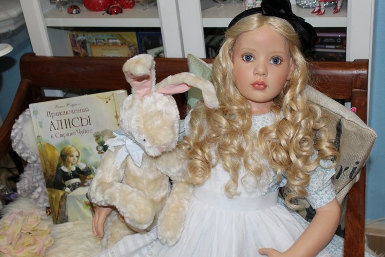 Алиса из Страны Чудес и ее кролик