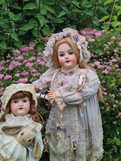 Приглашаем всех на прогулку двух сестричек