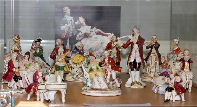 Выставка "Хрупкий мир фарфора", Старицкий краеведческий музей