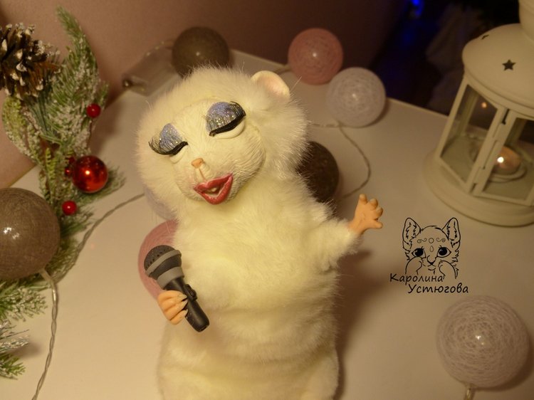 С новым годом! Вас поздравит от всей души... Певица Крыса