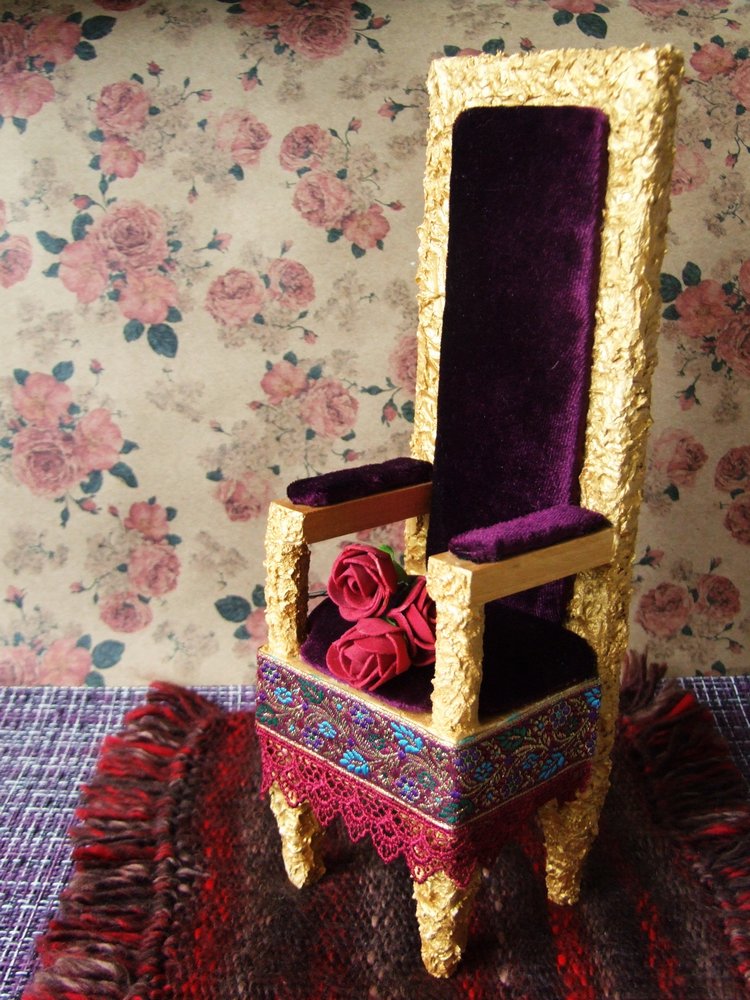 У ног царицы Розы — Мебель для кукол и домиков: фото