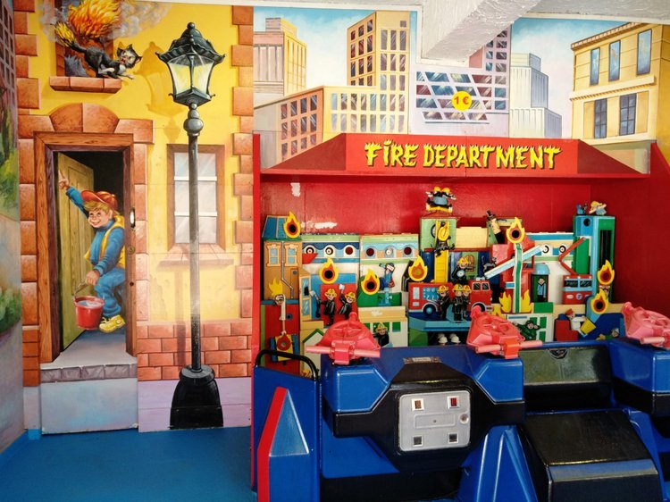 Тайна моего имени. Часть девятая. Испания, Бенальмадена, Парк Тиволи. Лесли путает все планы