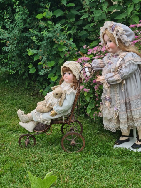 Приглашаем всех на прогулку двух сестричек