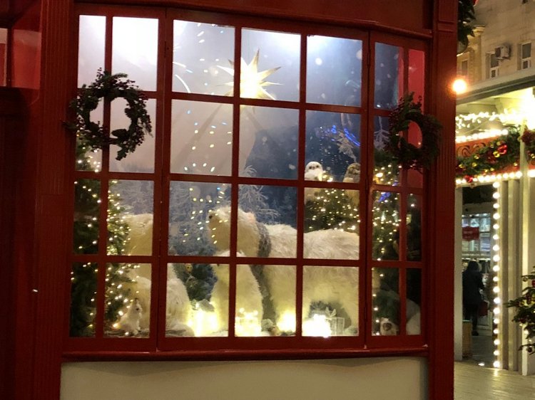 Москва предновогодняя... выставка новогодних елок в ГУМе - очень красиво