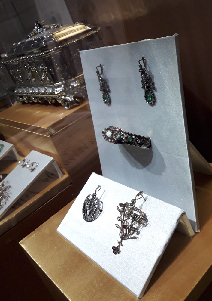 Выставка "Узоры свадьбы кружевной". Зал 1