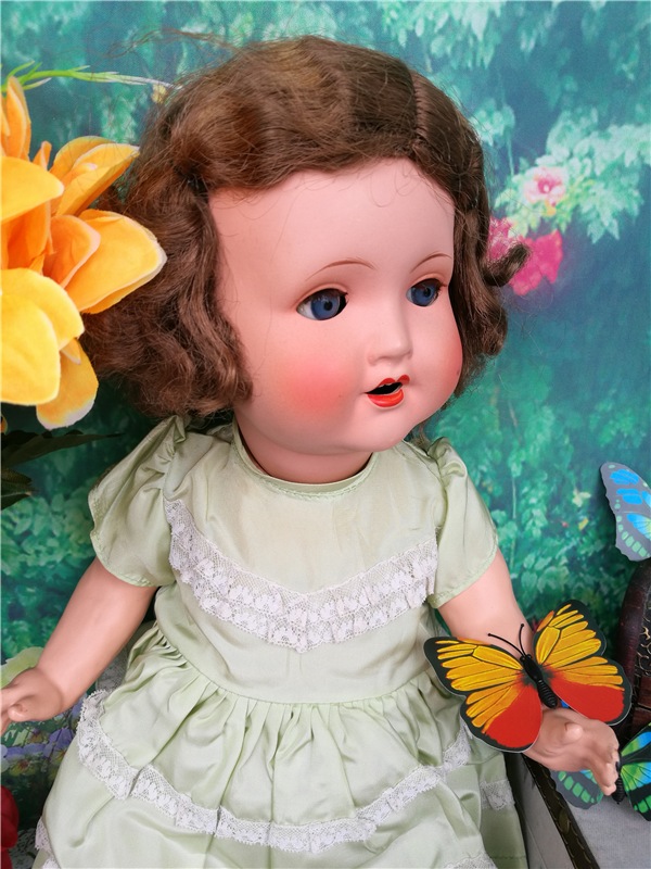 На лесной полянке чудо - на цветочках бантики. Это бабочки расселись, как цветные фантики