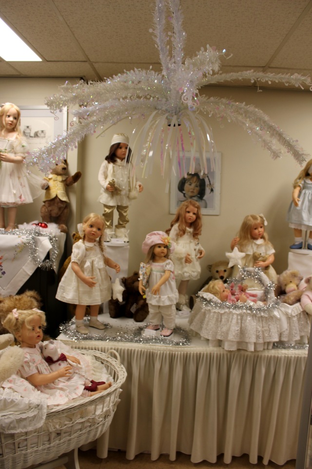 Рождественская встреча в магазине/клубе коллекционных кукол