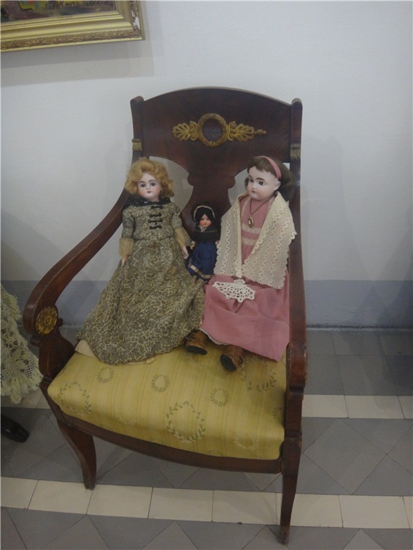 Выставка " Лабиринты кукольной жизни"