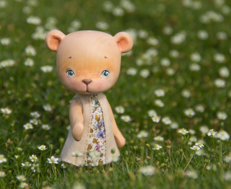 Мишка девочка с глазами из самого синего льда (вырезана из кедра, пахнет медом) (фото 4)