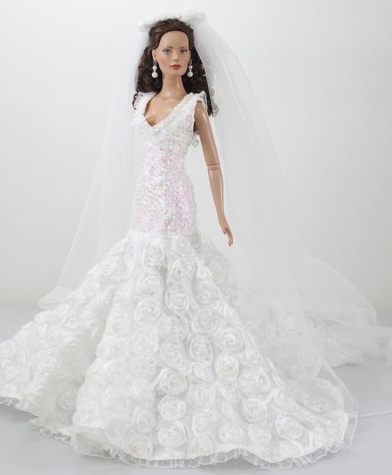 Кукла в свадебном платье