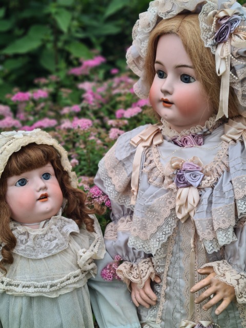 Приглашаем всех на прогулку двух сестричек