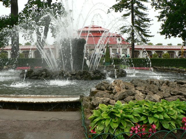 Тучи брызг моря.... Петергоф