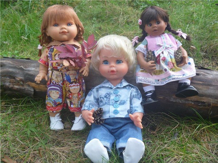 Малыши в новых костюмчиках