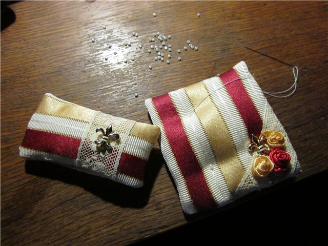 Комплект интерьерных подушек 1:6 и декорирование кукольного кресла