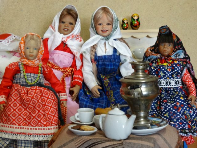 Любимые малышки-химочки в уральских костюмах