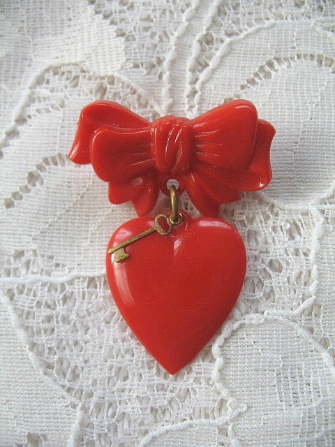 Славный пластик "бакелит"! У него отменный вид! Или возвращение бакелитового болванчика