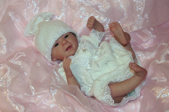 Вязаный комплект для маленькой куколки-принцессы (фото 10)