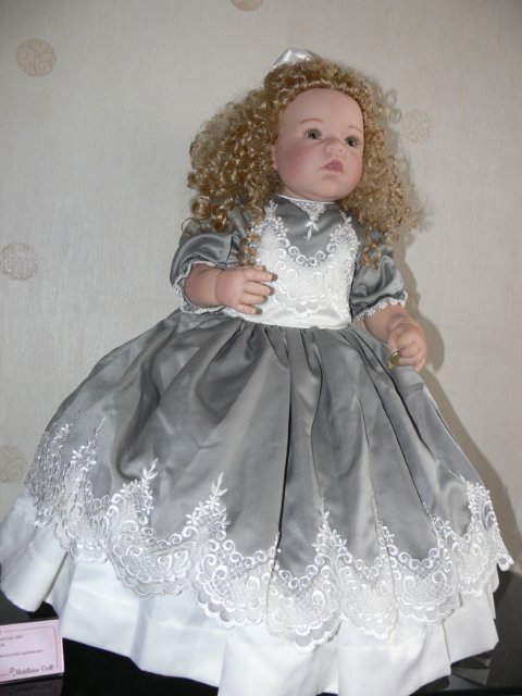 Необыкновенно красивая девушка Harvest Ball, Lee Middleton